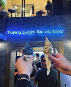 Paz, amor, burger, batata frita, bebidas, sorvete, milk shake, letreiro em neon e... uma experi
